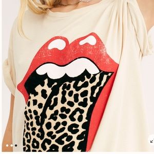 Stones Flocked leopard tongue tee